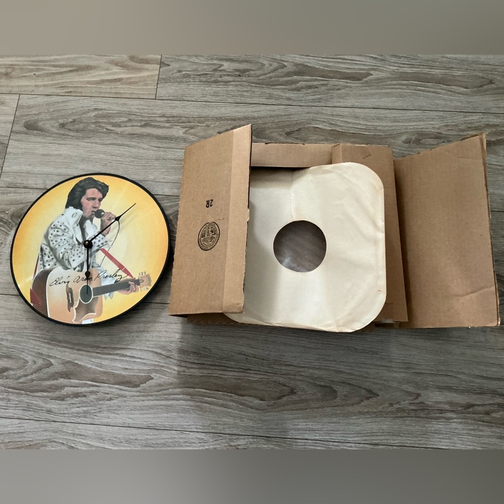 Vintage 1975 Elvis Battery Operates Vinyl Album Wall Clock w/shipper